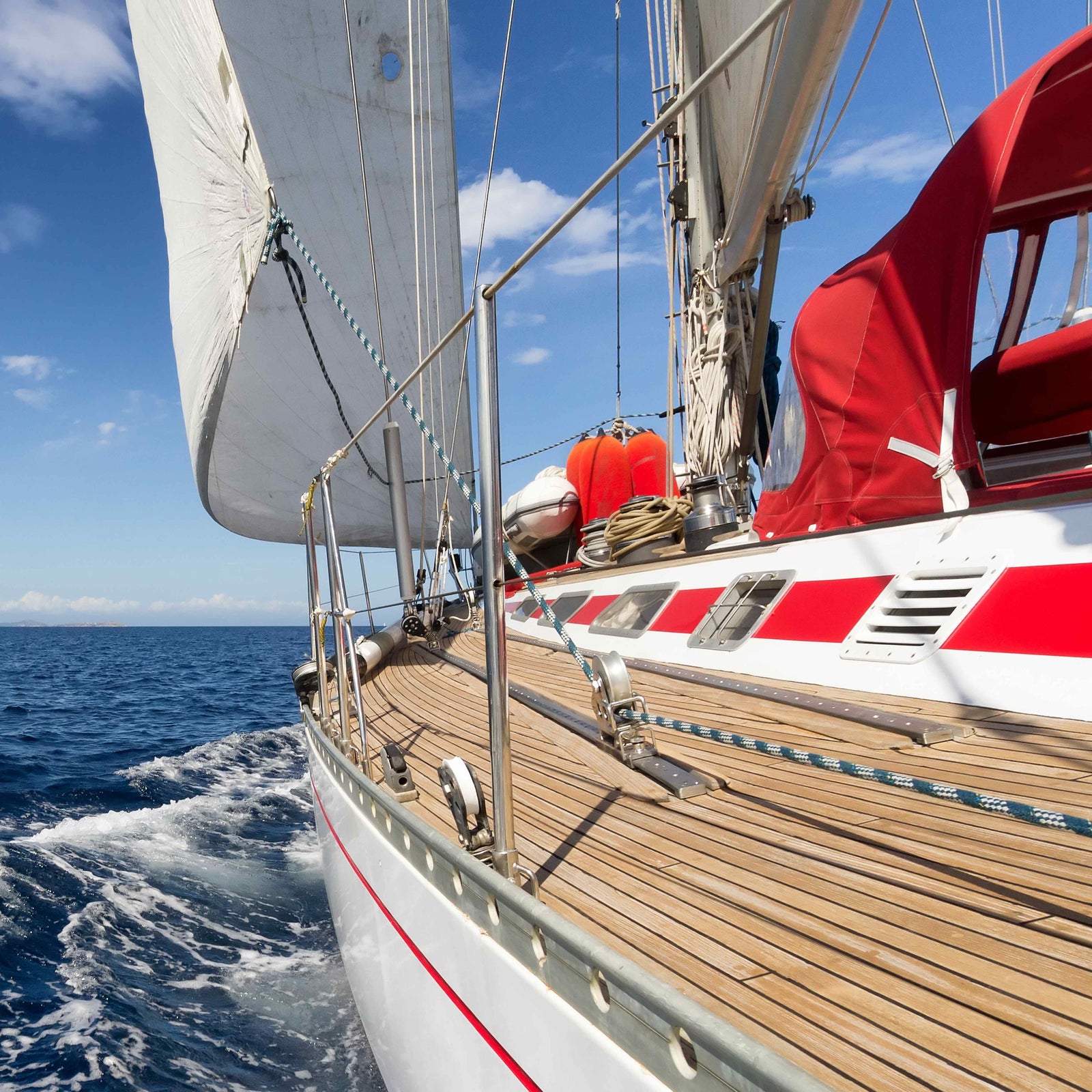 Sailboat with wire rope rigging